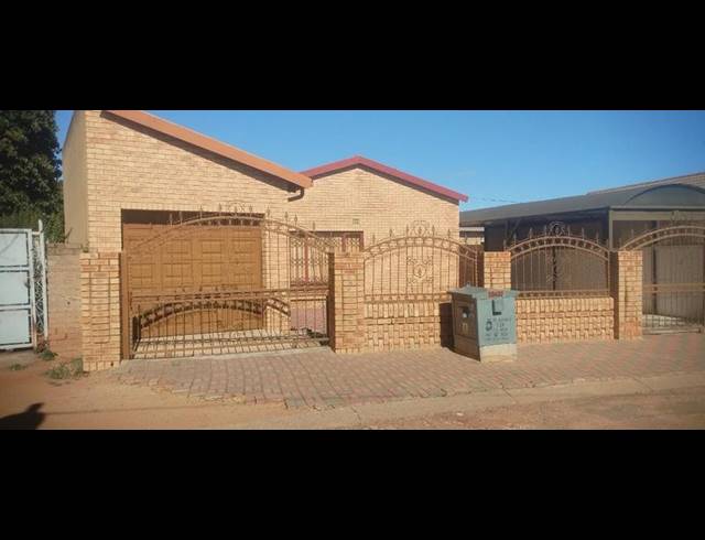 3 BEDROOM HOUSE FOR SALE IN DOBSONVILLE EXT 3